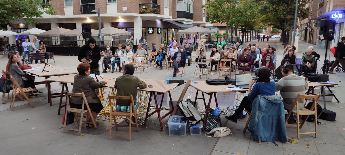 LO_Comunitario's tweet photo. A un click el audio y el reportaje del programa en directo de Hola Barrio! dentro del programa #Excentrico, que celebramos el viernes en la Plaza 1 de Mayo. Una almazuela de voces, representativa de eso tan necesario que llamamos comunidad del barrio https://t.co/eEWcuR3mpr https://t.co/YFzF9mi8xc