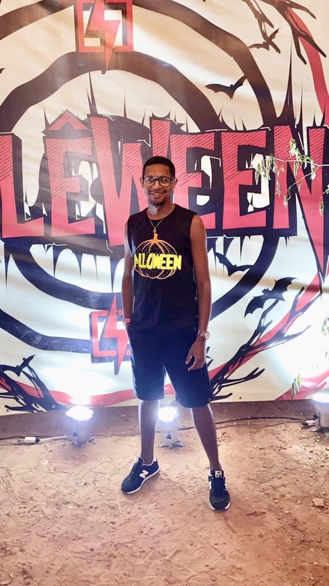 pinheiro506's tweet photo. 🎃…🖤
.
.
.
.
.
.
Camisa pintada pelo incrível @jhondferreira 

#pretinho #pretinhobasico #pretinhodopoder #photo #preto #pretoria #noite #festa #halloween #abobora #amigos #slz #slzma https://t.co/J6cDeoFh8H