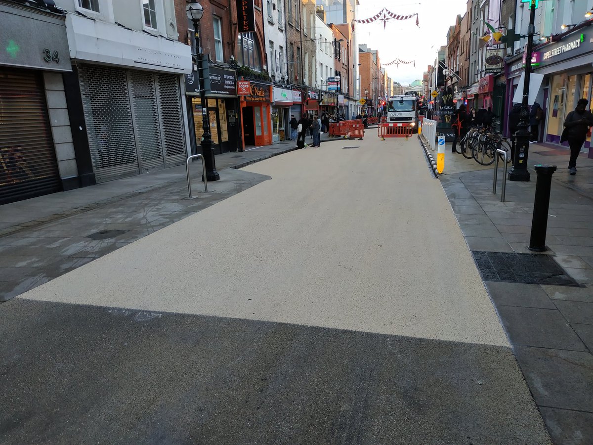 DiariLiffey's tweet image. Cobertura de l'asfalt en un nou tram del dublinès Capel Street, que d'ençà del mes de maig és d'ús exclusiu per a vianants i ciclistes #CapelStreet #Dublin #TrafficFree