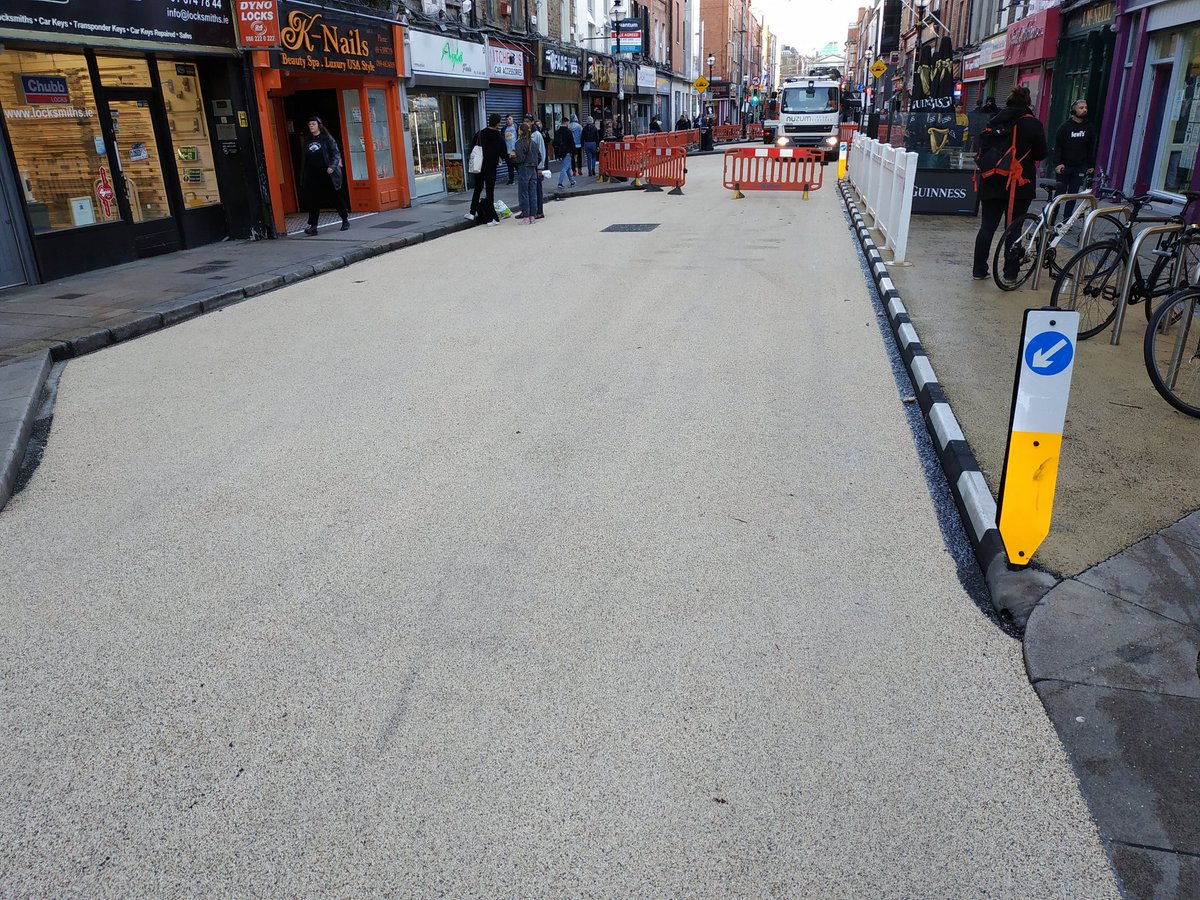 DiariLiffey's tweet image. Cobertura de l'asfalt en un nou tram del dublinès Capel Street, que d'ençà del mes de maig és d'ús exclusiu per a vianants i ciclistes #CapelStreet #Dublin #TrafficFree