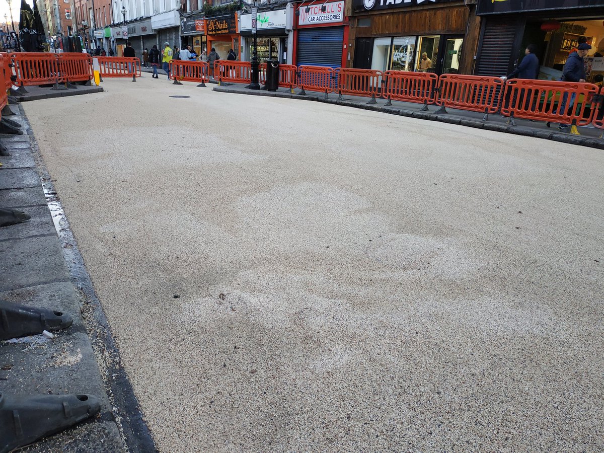 DiariLiffey's tweet image. Cobertura de l'asfalt en un nou tram del dublinès Capel Street, que d'ençà del mes de maig és d'ús exclusiu per a vianants i ciclistes #CapelStreet #Dublin #TrafficFree