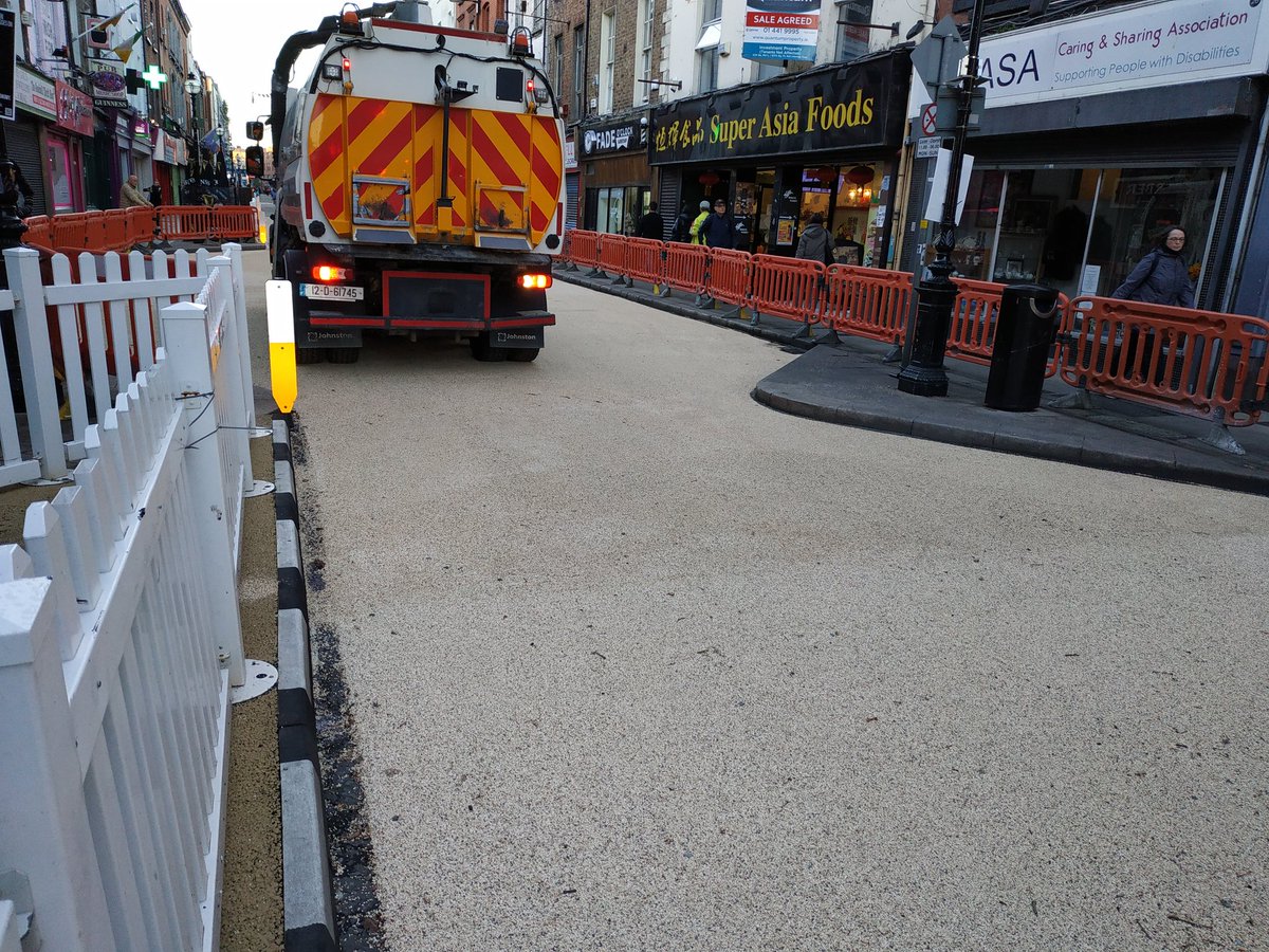 DiariLiffey's tweet image. Cobertura de l'asfalt en un nou tram del dublinès Capel Street, que d'ençà del mes de maig és d'ús exclusiu per a vianants i ciclistes #CapelStreet #Dublin #TrafficFree