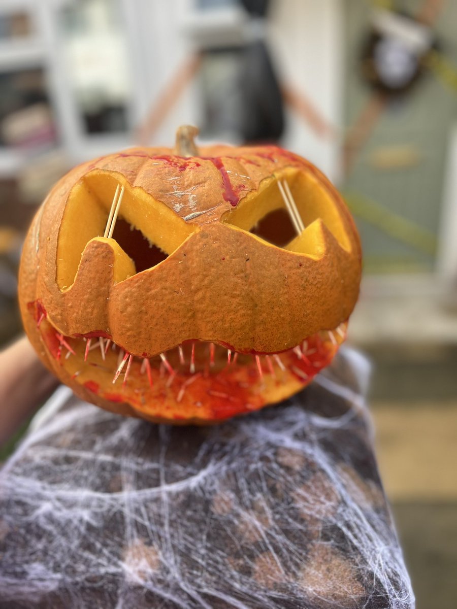 mistfall31's tweet photo. Itโs been a pumpkin carving kinda day!! #spewing #razorteeth #stitchedup #goofingaround Edwards kids pumpkins 2022 https://t.co/ueqLSV6Bl2