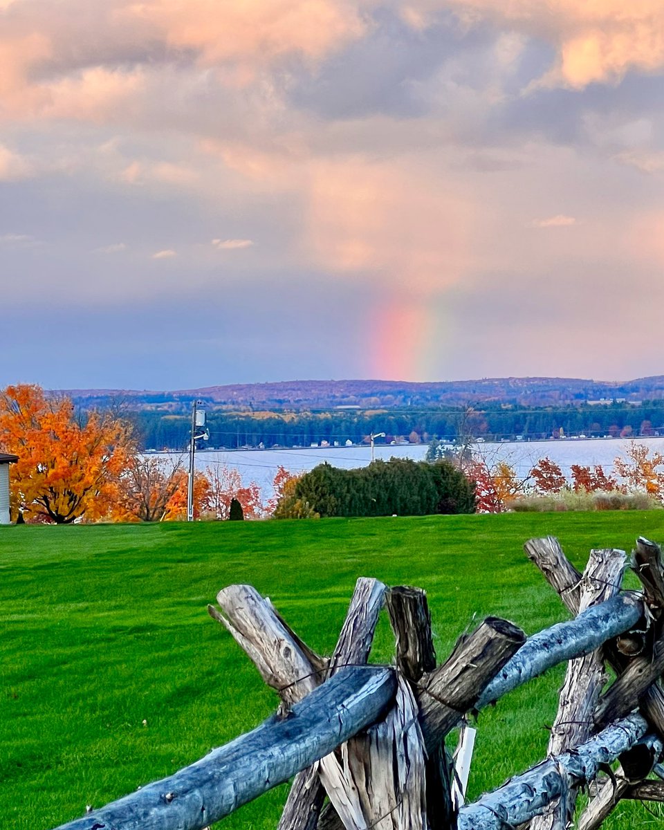 simmomarsh's tweet photo. Rainbow after the storm. #marshphotographic #ottawavalleyphotographer #landscapephotography #fallcolours🍁🍂 #natureisbeautiful  #rainbow #stormclouds https://t.co/VsridmF5xD