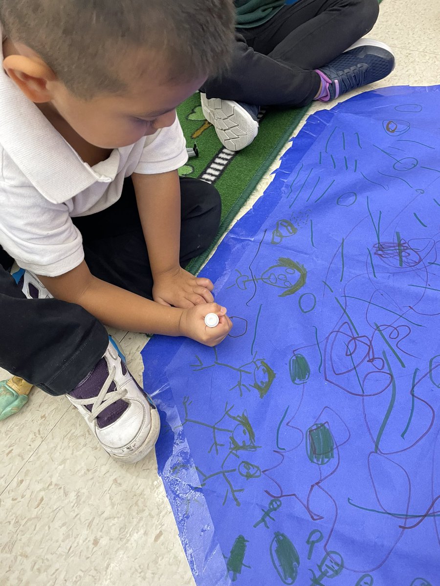 LaurenToffel's tweet photo. Exploring with the environment. Sorting, observing and writing! #rm206 #jmfeclc #TogetherWeCa https://t.co/hkBHyJtgFg