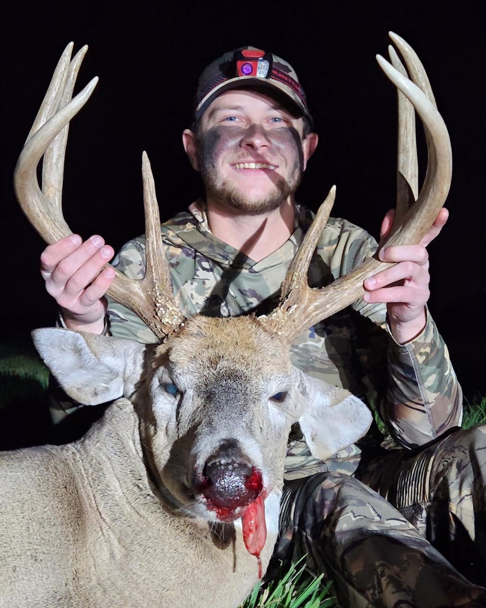 David took this stud in Hardin county! Great deer David! Congratulations <a href="/DD2ndSucks/">David Diller</a> #HuntOhio