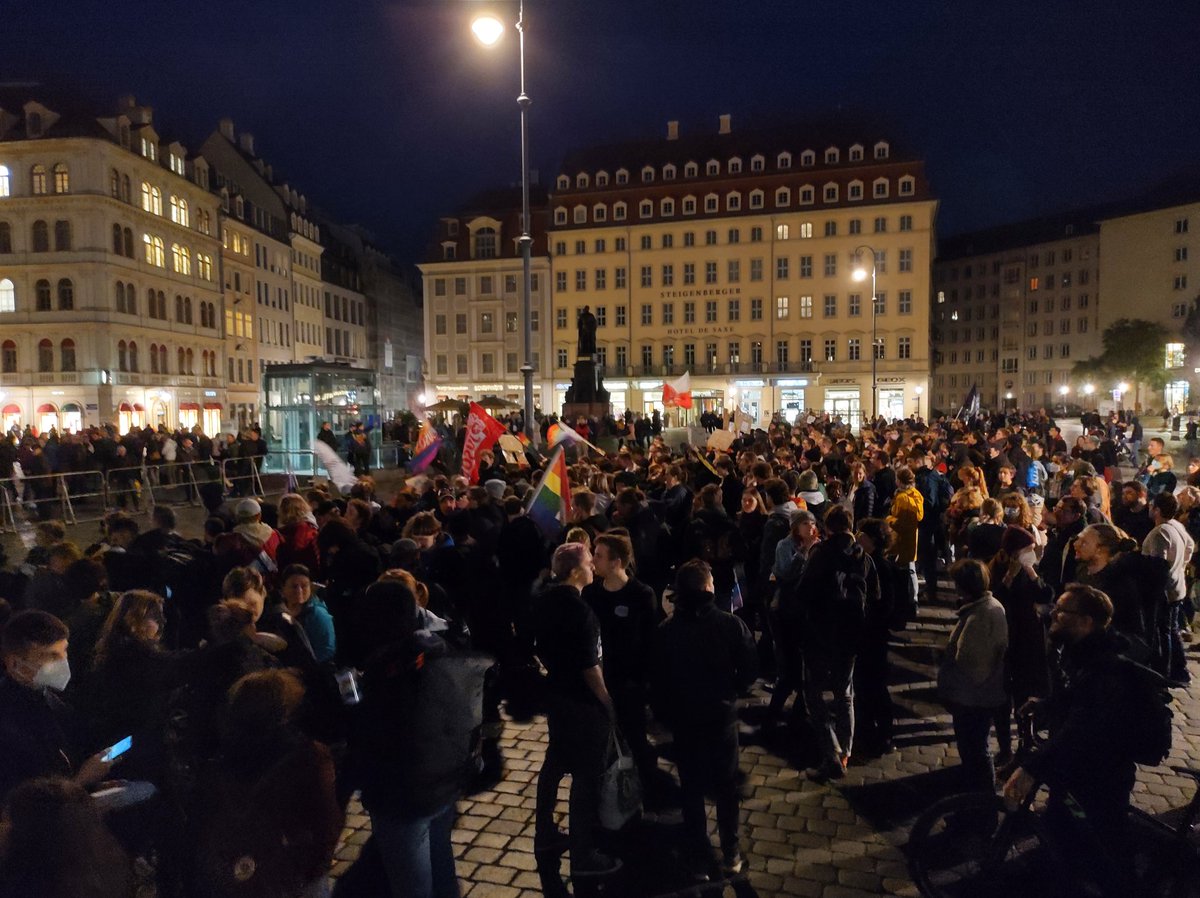 matthiaslueth's tweet photo. Es fühlt sich so gut an mit über 1.500 stabilen Antifaschist:innen gegen #nopegida und ihre lächerliche Geburtstagsfeier zu demonstrieren. #nopegida verpisst euch!

#dd2410 #alerta #dresden https://t.co/Z04fNa9W8h