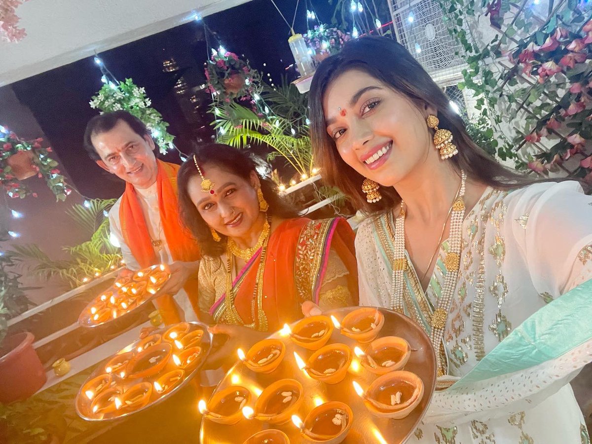 DiganganaS's tweet photo. Aapko aur aapke parivaar ko, hummare parivaar ki oor se Deepaavali parv ki dheer sari shubhkamnaye 🙏🏻😇❤️ https://t.co/xrescuKECV