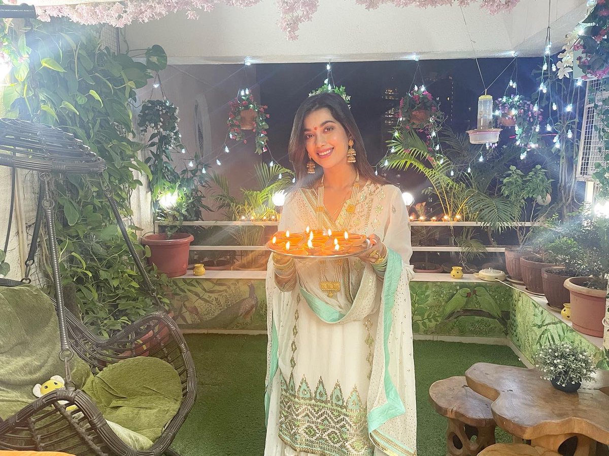 DiganganaS's tweet photo. Aapko aur aapke parivaar ko, hummare parivaar ki oor se Deepaavali parv ki dheer sari shubhkamnaye 🙏🏻😇❤️ https://t.co/xrescuKECV