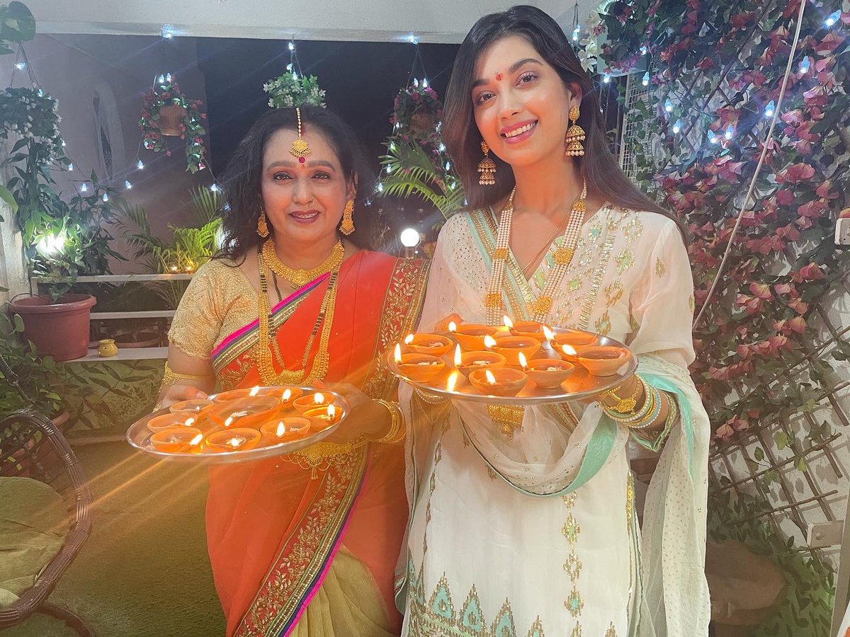 DiganganaS's tweet photo. Aapko aur aapke parivaar ko, hummare parivaar ki oor se Deepaavali parv ki dheer sari shubhkamnaye 🙏🏻😇❤️ https://t.co/xrescuKECV
