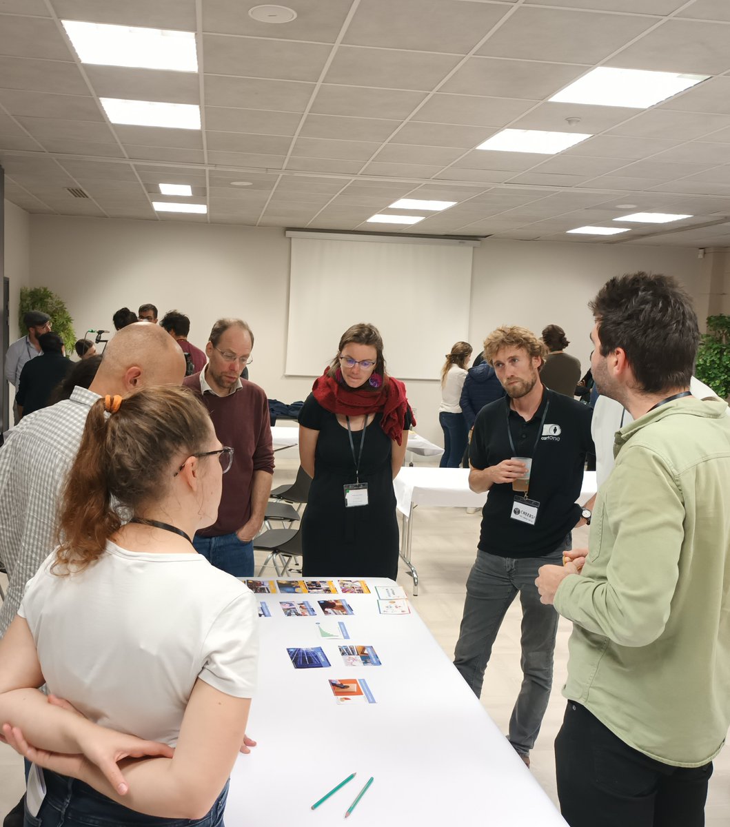 assocCartONG's tweet photo. ✨Live from #GeOnG2022: brainstorming 🧠 with @FresqueDuNum! A #workshop in teams, to understand in a playful way the environmental issues of #digital industries 💻📱♻️ https://t.co/dpwBYeQCDX
