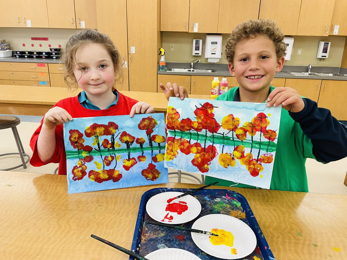 GanzVisualArt's tweet photo. Autumn Symmetry in 1st grade Art! #davis1 #arted #artsed https://t.co/cupCRgQ2wj