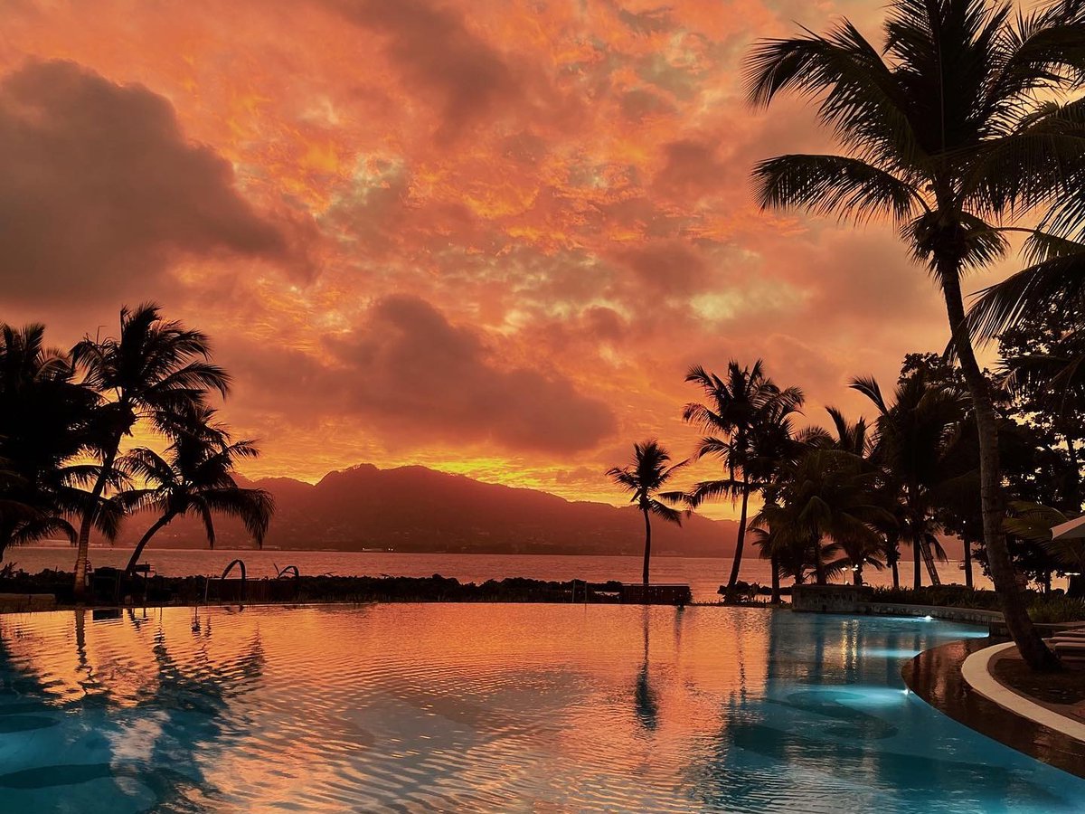 visitseychelles's tweet photo. #Sunsets in the #SeychellesIslands always hit different 😍 Who else agrees? This gorgeous shot was taken from the beautiful swimming pool of #ClubMed on Ste. Anne Island 🤗 https://t.co/tcO1qvv2Zn