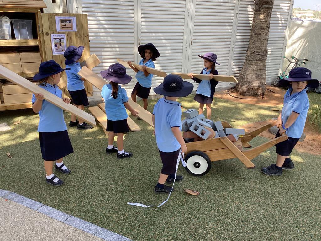 JESSJumeirah's tweet photo. Playing with open ended resources provides learning with no limitations. The new gardens are officially open! #JESSJumCreativity #JESSJumCollaboration https://t.co/GE4dhFOrQx