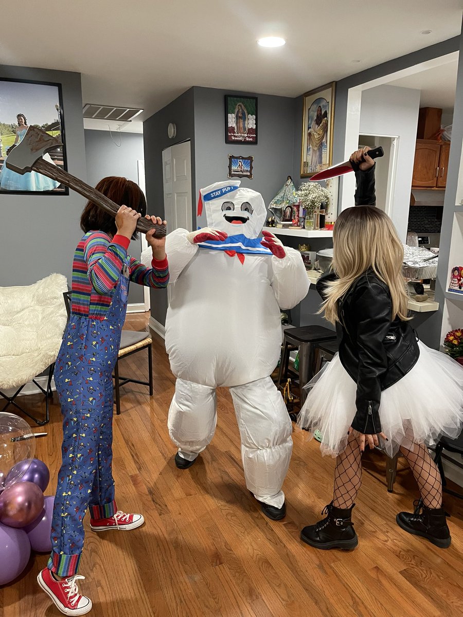 __brendaaaaaa's tweet image. Chucky &amp;amp; his bride meet Mr.Stay Puft 🔪🩸🪓 #chucky #chuckybride #mrstaypuft
