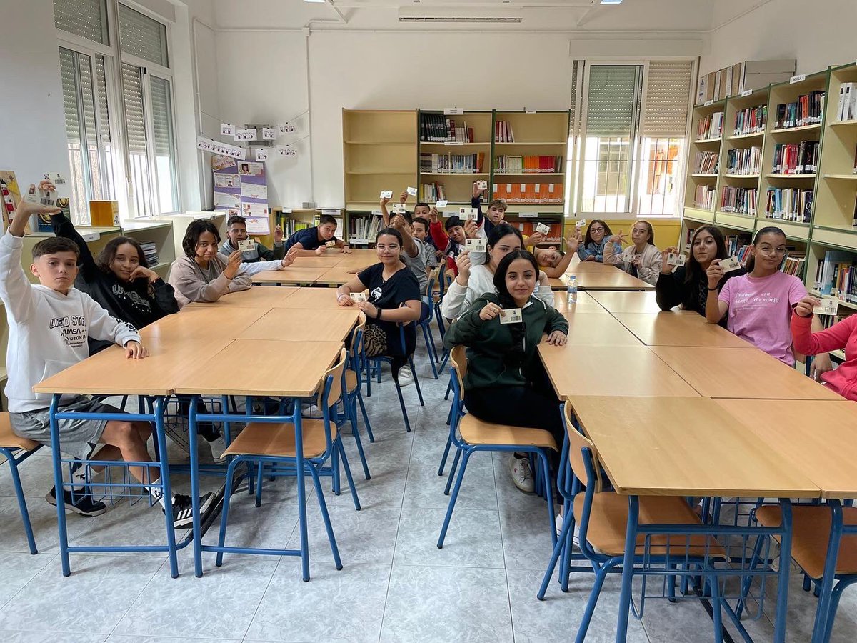 📕🤓¡Qué bien lo hemos pasado en la Formación de Usuarios en 1º ESO! Hemos repartido los carnets de nuevos usuarios y hemos explicado el funcionamiento de la Biblioteca. Además, el alumnado ha conocido la variedad del catálogo existente. #DíaDeLasBibliotecas #eljarosolee