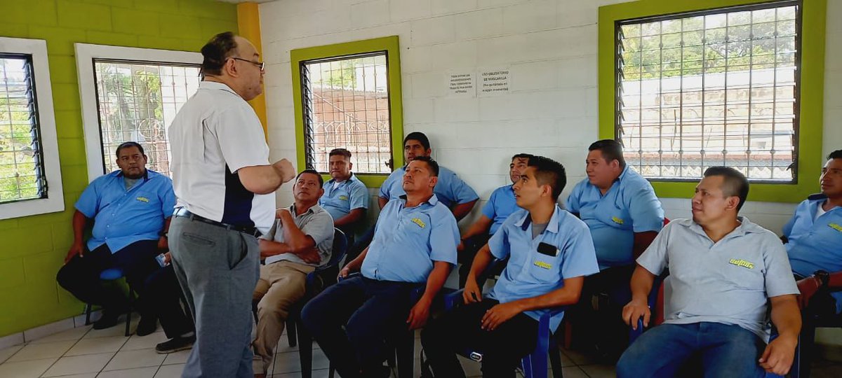 MNacionalTSV's tweet photo. #ViajeSeguro ||
Capacitamos a nuestros chóferes en atención al usuario, con el fin de dar un mejor servicio y trato a todas las familias salvadoreñas que día a día utilizan el servicio del transporte público. @VMTElSalvador @SecPrensaSV https://t.co/pKF2gkKfIz