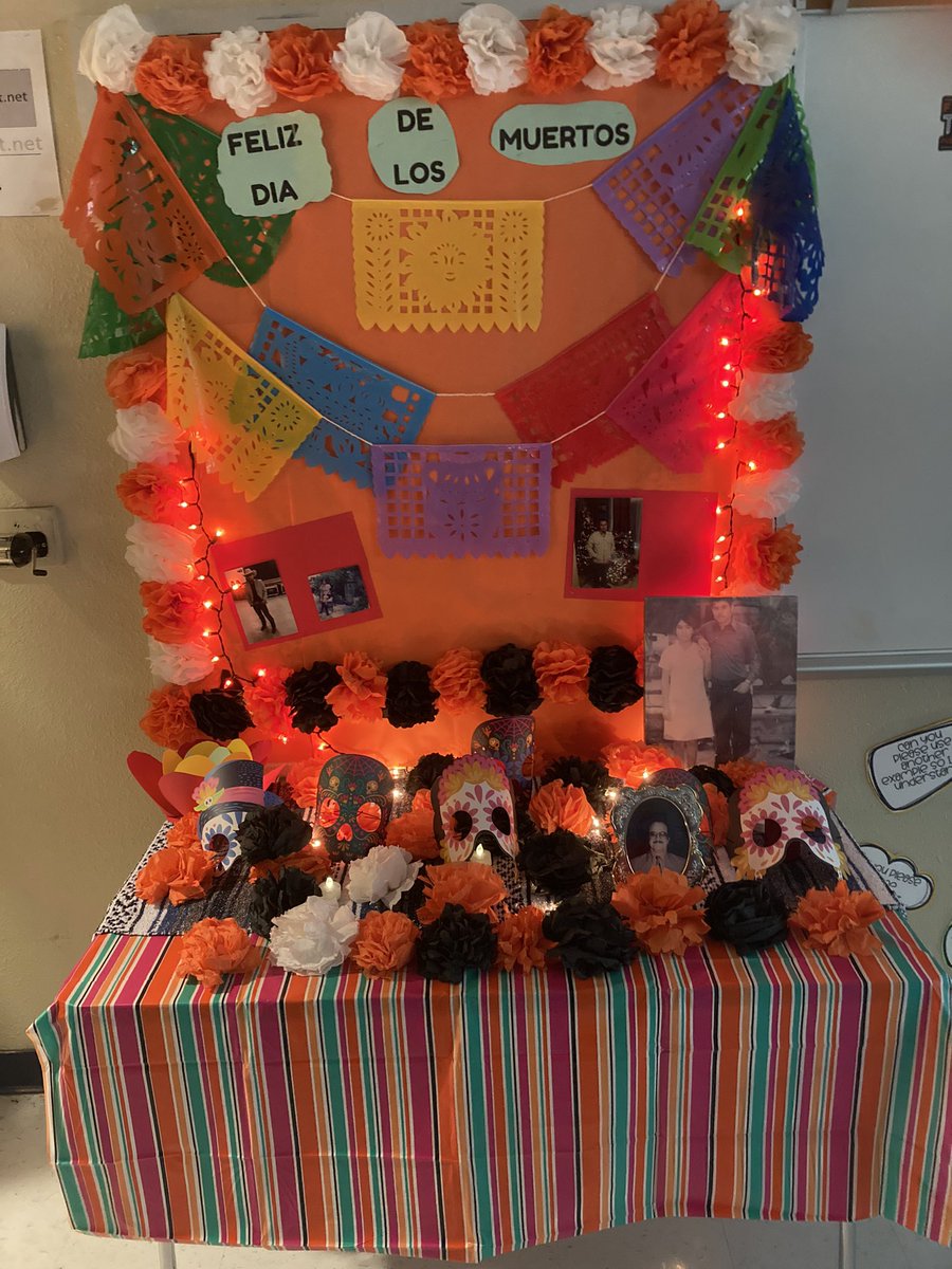 mrmorales137's tweet photo. HMS DIA DE LOS MUERTOS!  Swing learn about our loved one’s and our culture!  @EcisdBilEslLote @HMSHurricanes @HMSBookCentral @SAHispanicCC https://t.co/yEB60Jfb5q