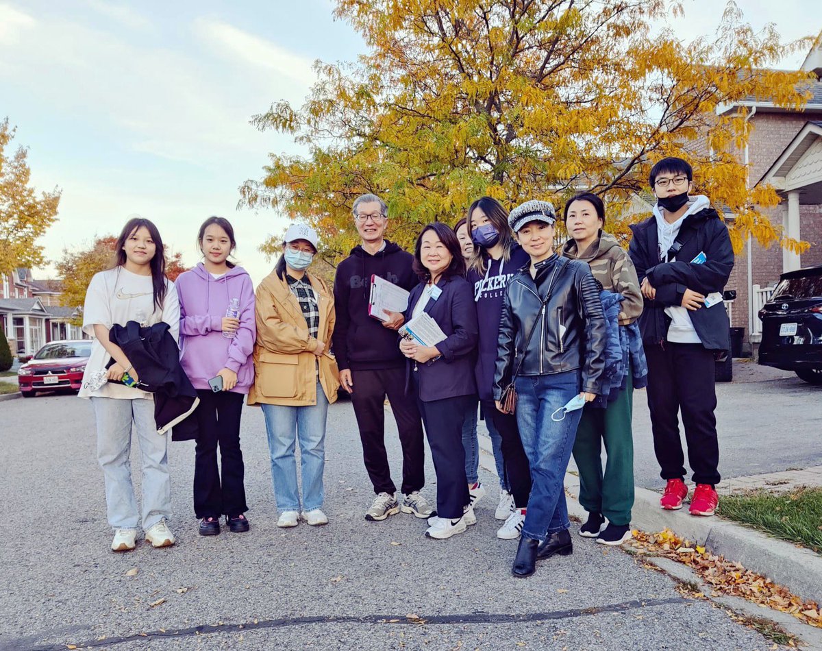 SandraTamMT's tweet photo. Bumped into my friend and colleague @michaelchanyr while canvassing yesterday 😀 he’s running for York Regional Councillor and I know he’ll do an incredible job! #Markham #Unionville #MarkhamUnionville #MarkhamWard3 #MunicipalElection #MunicipalElection2022 https://t.co/EMmhPGCxAW