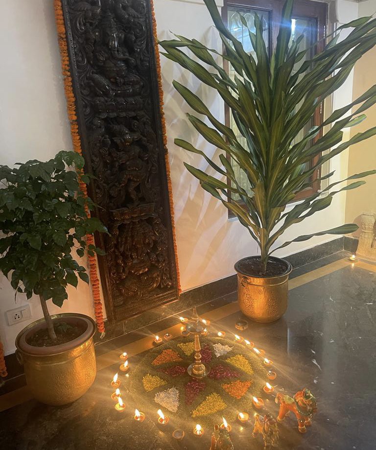 HardeepSPuri's tweet photo. नी मैं राह विच नैन बिछावा
नाल चन्दन तिलक लगावा
नी मैं रज रज दर्शन पावा
आज राम मेरे घर आये।

दीपावली की लख लख बधाइयाँ!
Lakshmi’s beautiful rangoli with flowers wove a colourful tapestry to light up our home. #Deepavali with #VocalForLocal diyas, deepshika &amp; terracotta figurines. https://t.co/JcEz0dPLAn