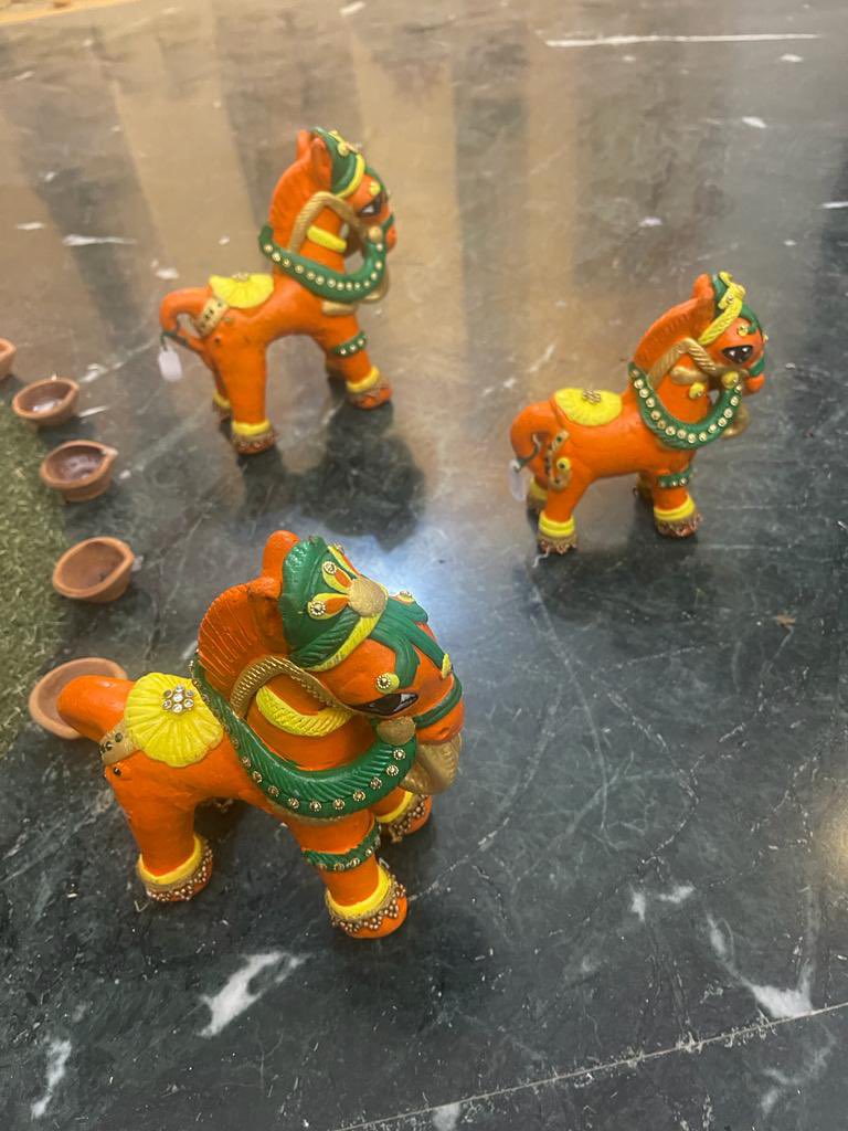 HardeepSPuri's tweet photo. नी मैं राह विच नैन बिछावा
नाल चन्दन तिलक लगावा
नी मैं रज रज दर्शन पावा
आज राम मेरे घर आये।

दीपावली की लख लख बधाइयाँ!
Lakshmi’s beautiful rangoli with flowers wove a colourful tapestry to light up our home. #Deepavali with #VocalForLocal diyas, deepshika &amp; terracotta figurines. https://t.co/JcEz0dPLAn