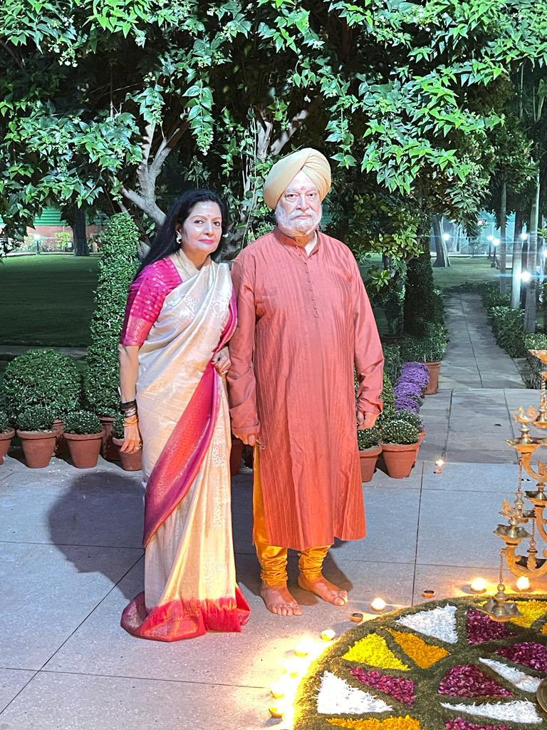HardeepSPuri's tweet photo. नी मैं राह विच नैन बिछावा
नाल चन्दन तिलक लगावा
नी मैं रज रज दर्शन पावा
आज राम मेरे घर आये।

दीपावली की लख लख बधाइयाँ!
Lakshmi’s beautiful rangoli with flowers wove a colourful tapestry to light up our home. #Deepavali with #VocalForLocal diyas, deepshika &amp; terracotta figurines. https://t.co/JcEz0dPLAn
