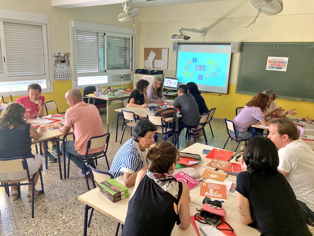 fundaciopaupv's tweet photo. 🙋🏾‍♀️En el marc del projecte de #EpCG #InterActuem a l'escola https://t.co/k5tJfijWNX cofinançat per @GVAcooperacio, hui hem estat en taller formatiu del professorat del CEIP Eusebio Sempere d'Alacant. Estupenda participació, bon acolliment del projecte i dels materials presentats https://t.co/AcjA4mmwId