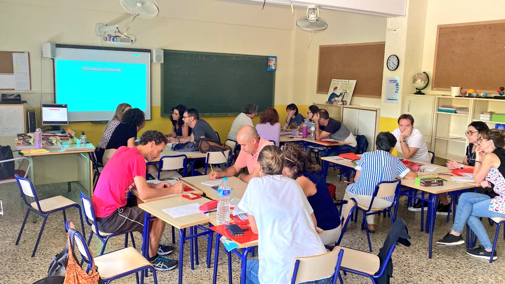 fundaciopaupv's tweet photo. 🙋🏾‍♀️En el marc del projecte de #EpCG #InterActuem a l'escola https://t.co/k5tJfijWNX cofinançat per @GVAcooperacio, hui hem estat en taller formatiu del professorat del CEIP Eusebio Sempere d'Alacant. Estupenda participació, bon acolliment del projecte i dels materials presentats https://t.co/AcjA4mmwId
