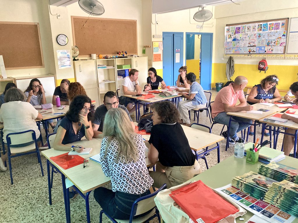 fundaciopaupv's tweet photo. 🙋🏾‍♀️En el marc del projecte de #EpCG #InterActuem a l'escola https://t.co/k5tJfijWNX cofinançat per @GVAcooperacio, hui hem estat en taller formatiu del professorat del CEIP Eusebio Sempere d'Alacant. Estupenda participació, bon acolliment del projecte i dels materials presentats https://t.co/AcjA4mmwId