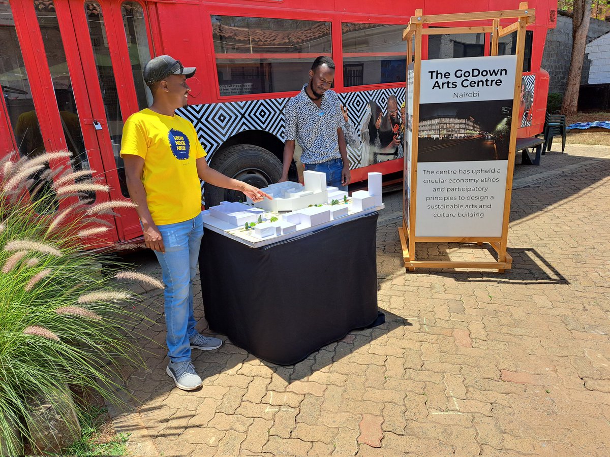 mbugua_mk's tweet photo. Another #UtaDo alumn interacting with the @GoDownArts and its #UrbanOctober and #PlacemakingNbi activities!! Thanks @MwangiMwauraL for coming to the #StudioOpenDay and visiting with the #GoDownURBAN team at our installation. 🥳🎨🏘 https://t.co/xMAiDtYk1k