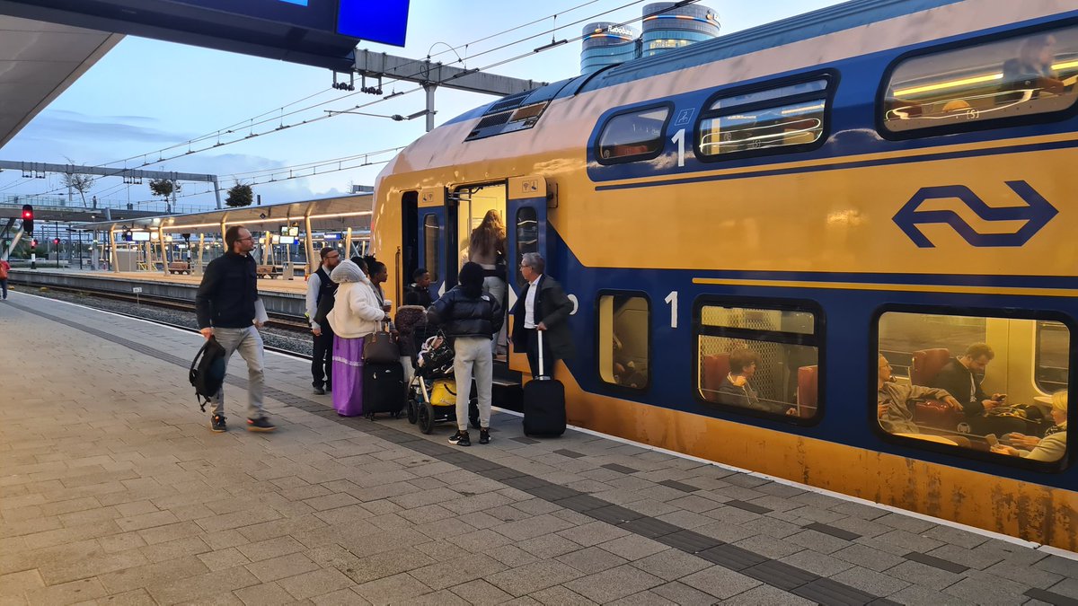 Te korte afgeladen volle trein onveilig naar Enschede (18.40) sturen via Amersfoort. Bijna lege intercity (18.51) beschikbaar vanuit Rotterdam met eindpunt Amersfoort. Goed bezig <a href="/NS_online/">NS online</a>