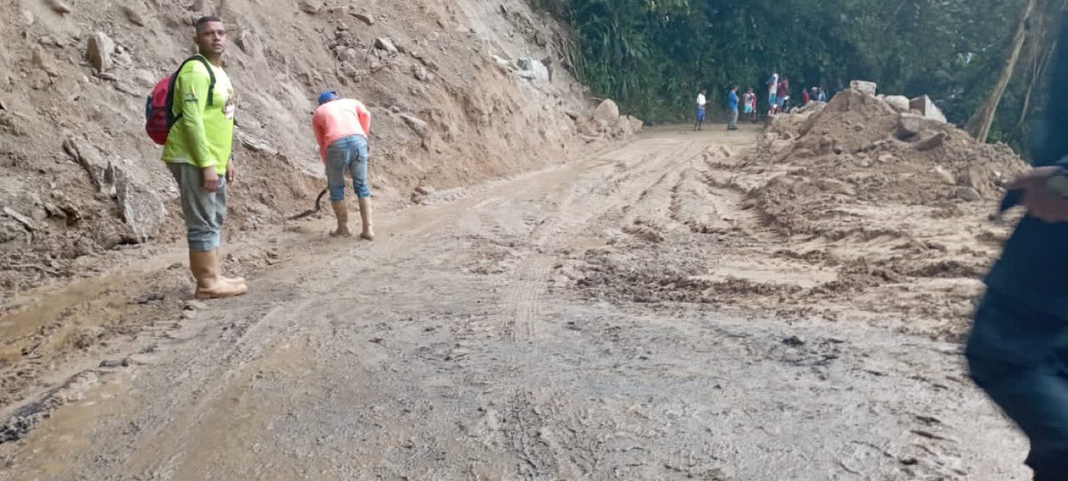 RCR750's tweet photo. #Abren la vía a Choroni,Aragua después de dos semanas de restricción vehicular, debido a los derrumbes producidos en el kilómetro 14. Vía @churuguara https://t.co/42qdwainym