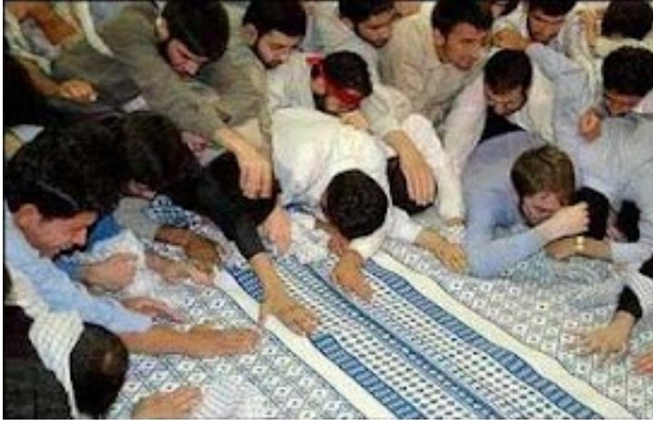 میدونید این عرازشه دارن چیو زیارت میکنن؟
پشماتون میریزه اگه بدونین 
#مهسا_امینی