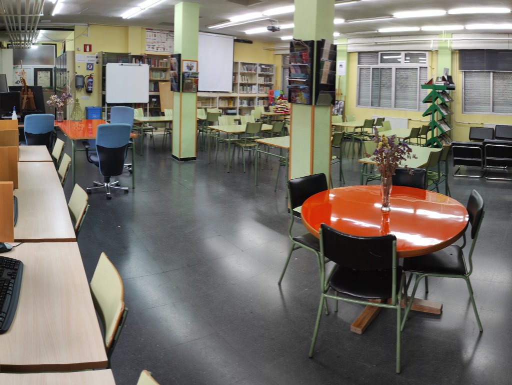 mirasierraies's tweet photo. Hoy es el #DíaDeLasBibliotecasEscolares. En nuestro centro disponemos de un servicio de préstamo y el Dpto. Lengua desarrolla un plan lector para acercar los libros a los alumnos.
Además podemos contar con #MadRead. https://t.co/fY7oIfM71F