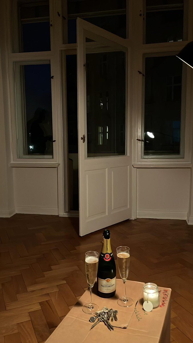 Finally! Neue Wohnung, wir bleiben im Kiez 🥂🥂🥂#cheers