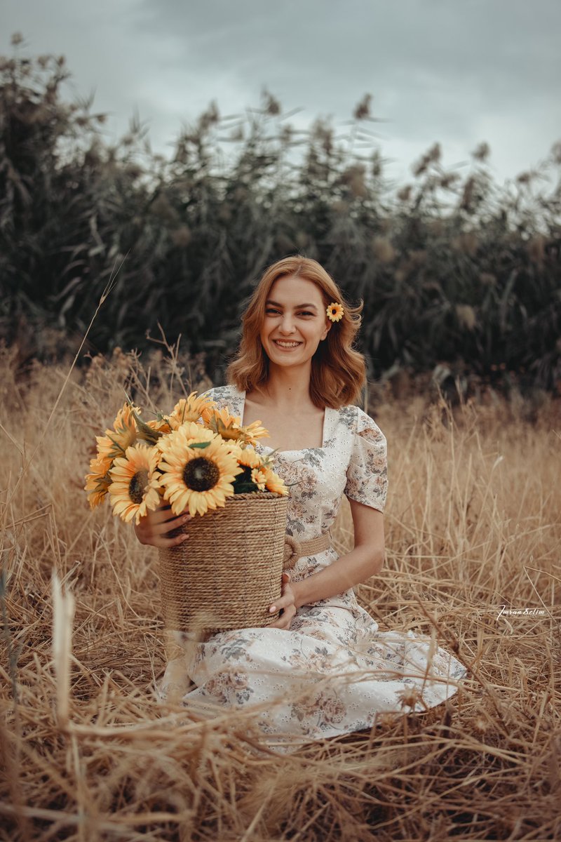 imranselim3's tweet photo. Her smile put the sunflower to shame.🌻 https://t.co/Xs465y7Cw2