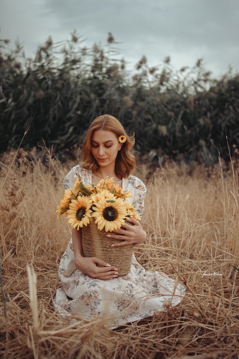 imranselim3's tweet photo. Her smile put the sunflower to shame.🌻 https://t.co/Xs465y7Cw2