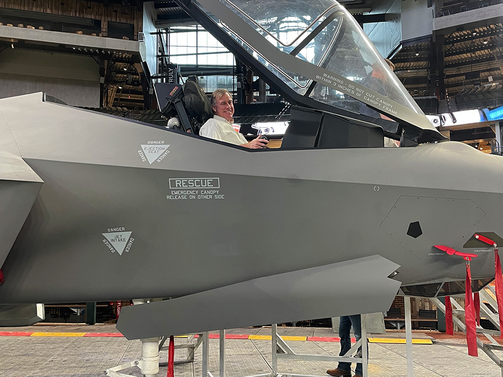 ParagonSportsCo's tweet photo. Turf install for the @CommandersClsc and replica fighter jets at Globe Life Field?
What more could you ask for on a Monday🏈

#LayingTheGroundwork https://t.co/CRf8s3HvEp