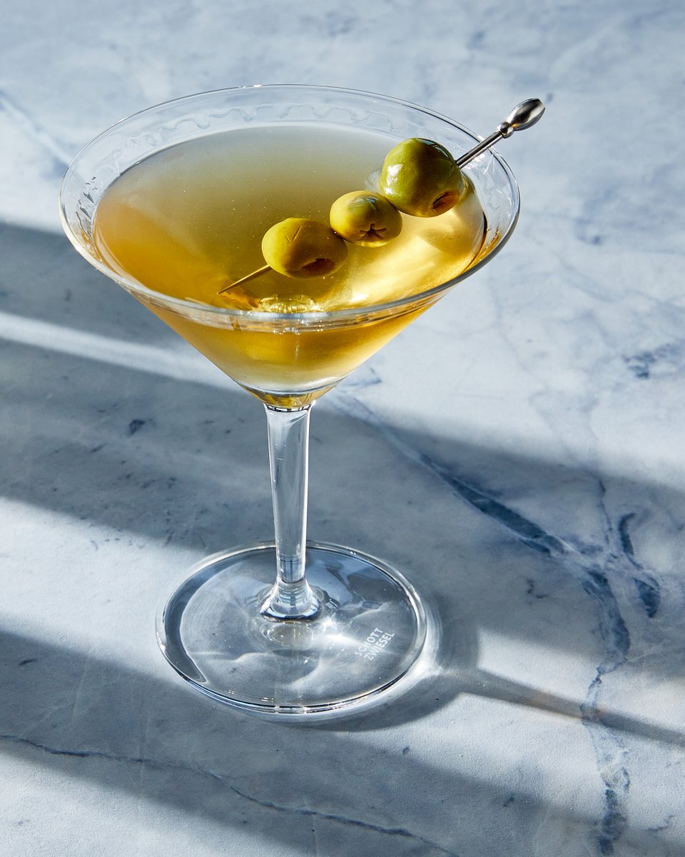 thekitchn's tweet photo. Whether you’re on the hunt for a restaurant-quality glass that sings with savory notes or a cozy elixir to sit with by the fire in the frosty months, we’ve got you covered with this line-up of flavorful drinks: https://t.co/kauFQzHpkf #kitchn100 https://t.co/VudLcUp2AO