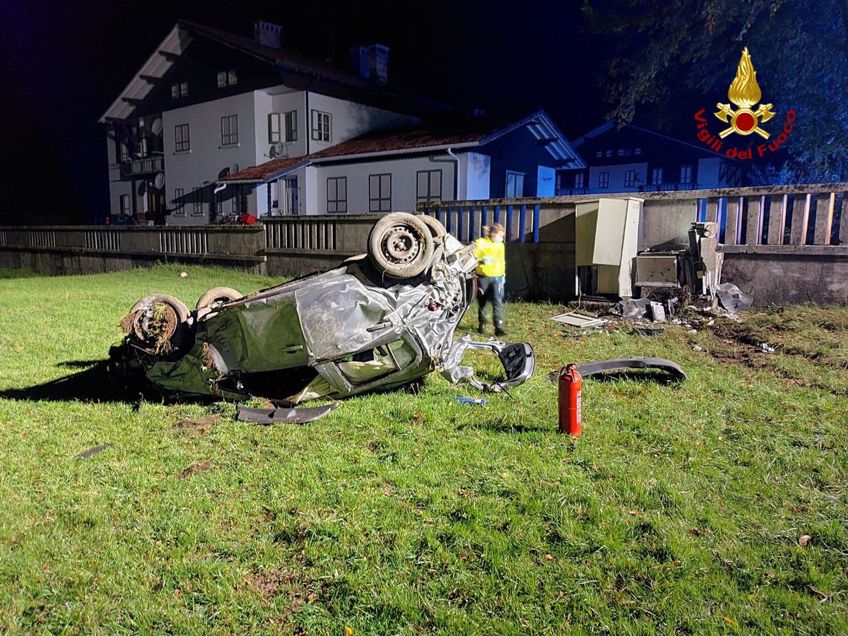 vvfveneto's tweet photo. #24ottobre #Sedico(BL), questa mattina presto, automobilista perde il controllo del mezzo mentre percorre la SR 203 e si rovescia:  deceduto un 22enne. Intervento di soccorso #viglidelfuoco @SUEM_Veneto #soccorsiquotidiani https://t.co/ClMUX4HY66