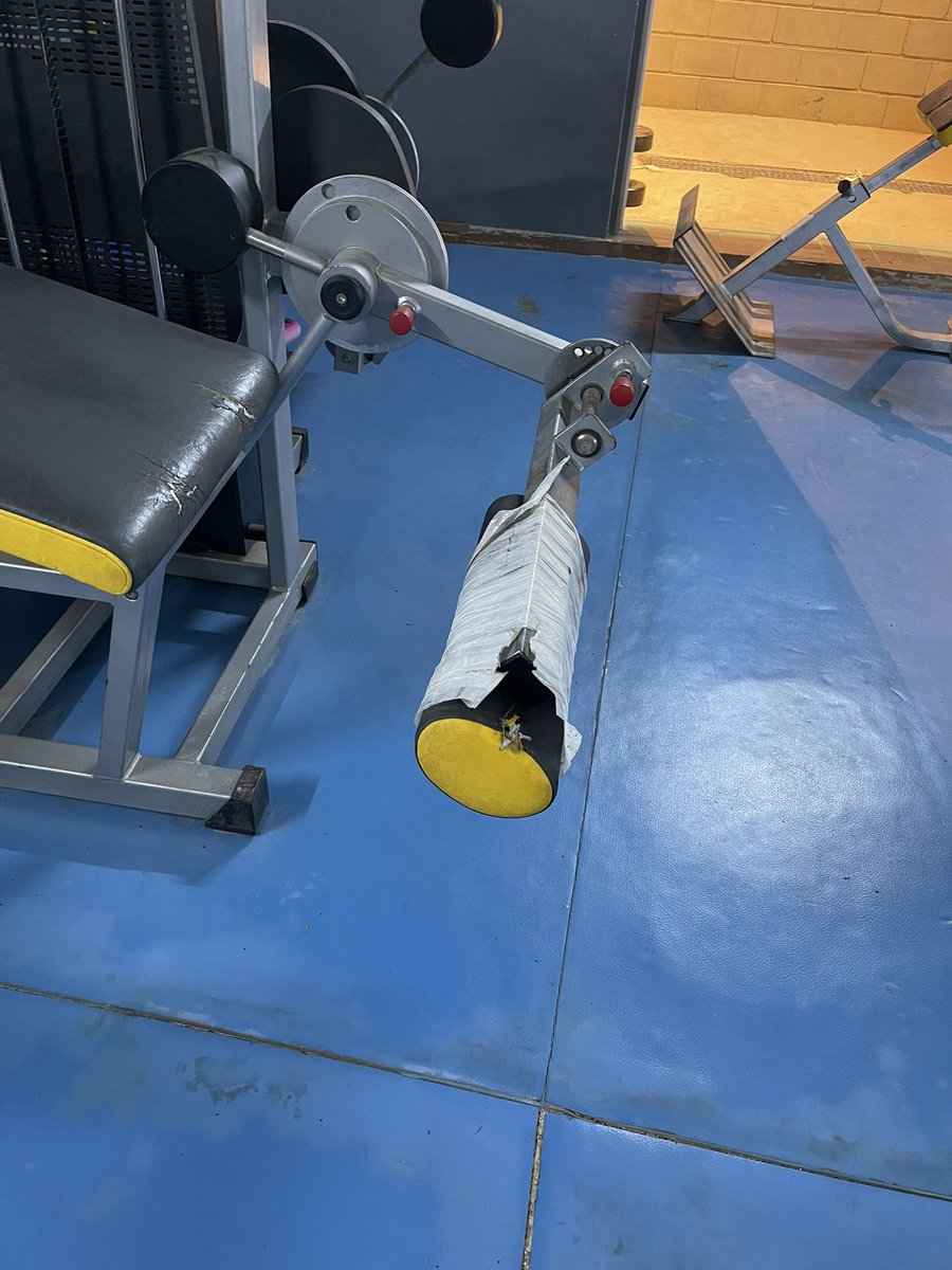 AntonioBG94's tweet photo. En este estado entrenan los atletas de alto rendimiento en el gimnasio de la pista de atletismo Monte Romero. La única pista de atletismo de la ciudad de Murcia, además de no poder acceder por las mañanas, limitando el horario de uso. https://t.co/EJjxojH3jR