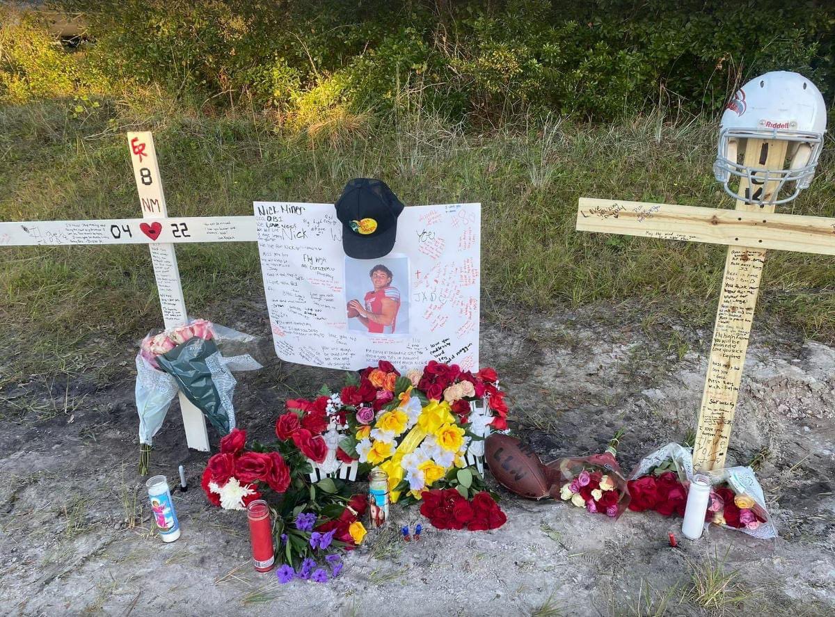FloridaScanner's tweet photo. #ORANGECOUNTY
REST IN PEACE: Grief counselors will be available at an Orlando school following the death of football quarterback, Nick Miner. The 18-year-old was killed in a crash early Sunday while trying to help another driver stuck on the side of the road.
#FloridaScanner
#FS https://t.co/cRhppC8IzK