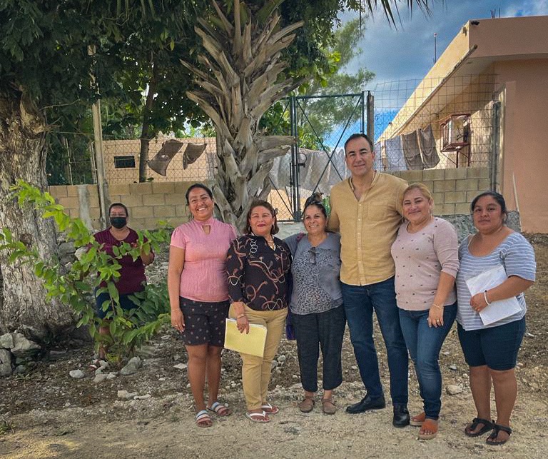 AgeproQ's tweet photo. Las familias de la colonia Pescadores de #PuertoMorelos se suman al Nuevo Acuerdo para el Bienestar y Desarrollo. Nuestra Gobernadora @MaraLezama dará certeza a su patrimonio con la firma de los contratos de reconocimiento de derechos entre las familias y el AGEPRO. 1/2 https://t.co/ppoollzIae