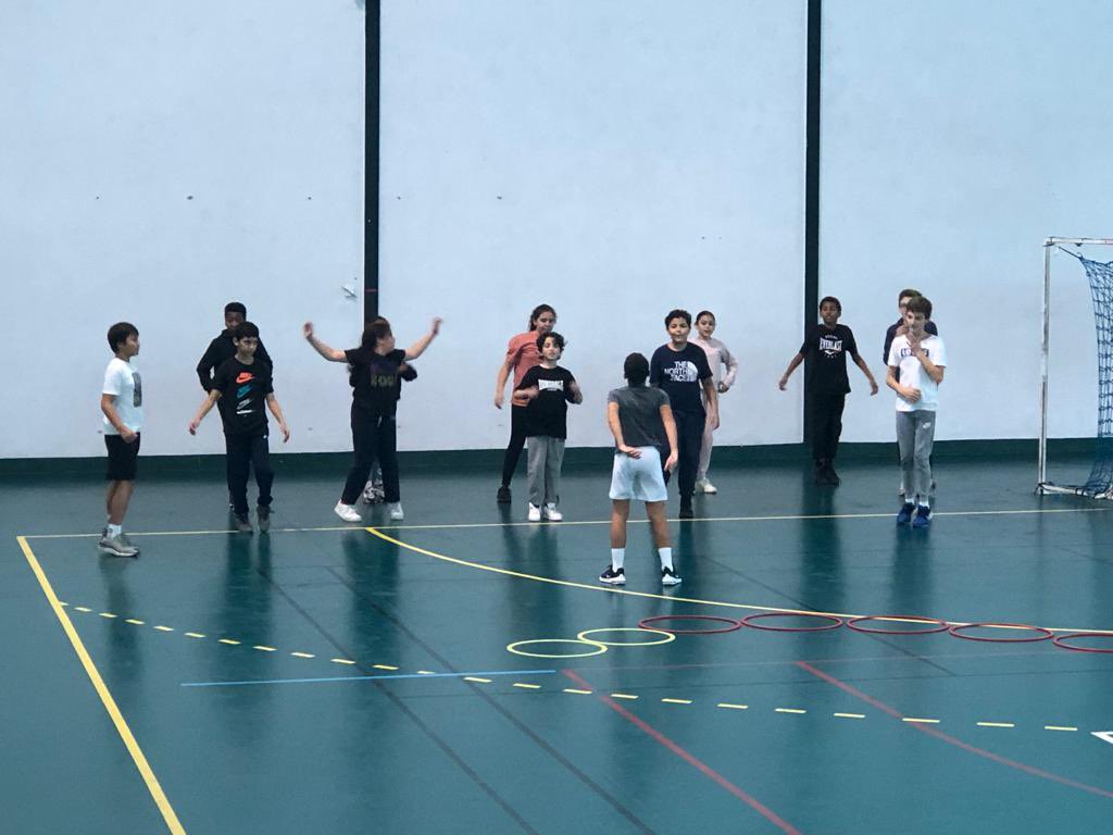 BoxerInside's tweet photo. [Boxer Inside School] Learning experience - Jour 1 🚀 Au programme, atelier brise-glace, présentation de l’appli #UNIQUE (big up @JuTESSIER 🙌🏼), sensibilisation au cyber harcèlement (by @Asso_Cameleon) et défis Sportifs 💪🏼 #InnovationSociale https://t.co/2hlB0IjzMS