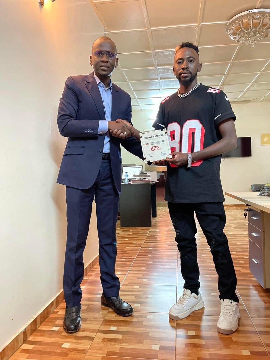 Le Ceo de H2A Communication c’était lui le moteur financier et matériel du concert 🎵 .
Cet homme ne mérite pas seulement le témoignage de satisfaction de mon concert , il mérite la reconnaissance de tous ceux qui souhaitent l’évolution de la culture nigérienne en général