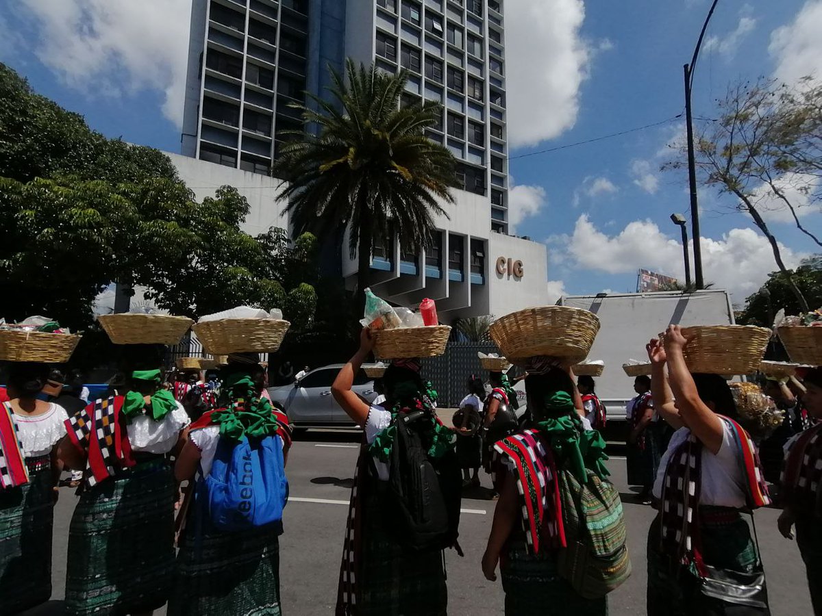 PrensaComunitar's tweet photo. #ElPerformance 🚨  A través de un performance, varias mujeres denuncian la realidad compleja de la violencia visible e invisible que genera el plástico que nada sobre el lago y aquel que está diluido en sus aguas microplástico. 

📷 Emmanuel Andrés https://t.co/0t4sgcBrs8