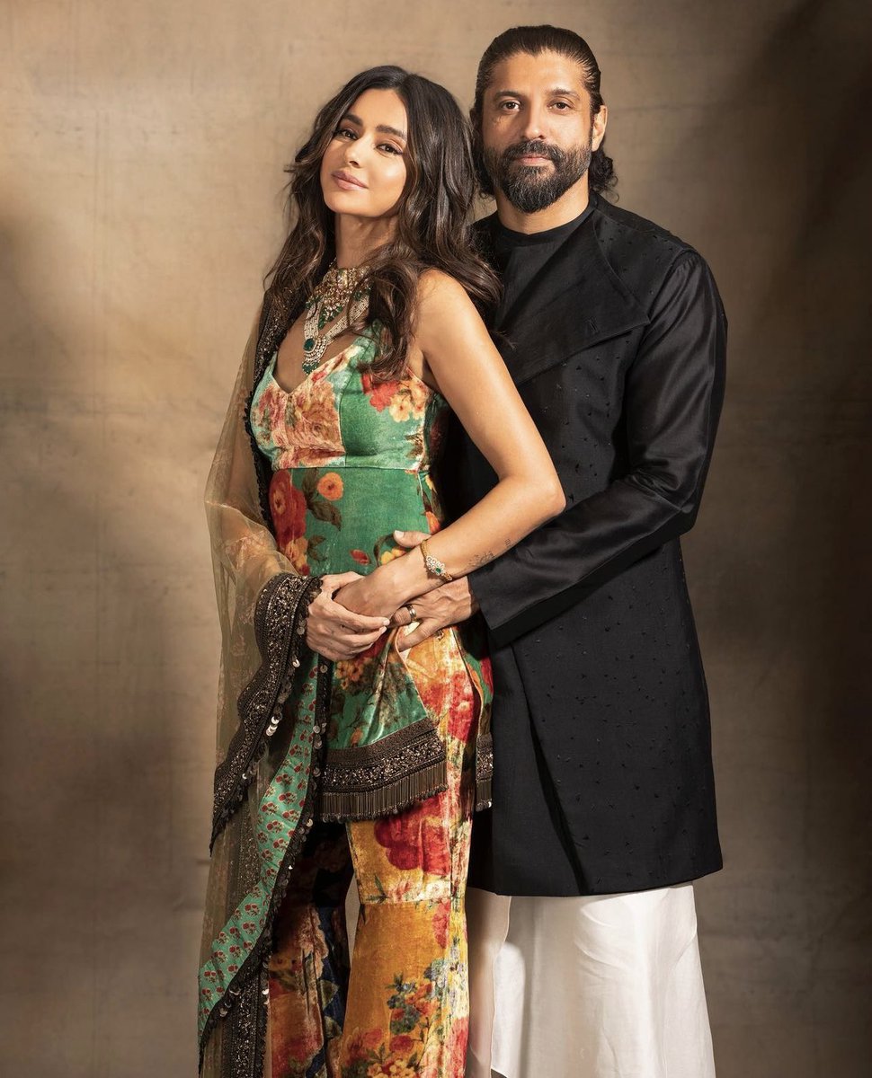 htcity's tweet photo. Glittering, joyous and more for the newly weds this year for their first #Diwali 💕✨
@vickykaushal09 #KatrinaKaif #VickyKat @FarOutAkhtar @shibanidandekar #Diwali2022 #diwaliwishes #DiwaliCelebration #DiwaliVibes #DiwaliSpecial https://t.co/QZYL7SNiww