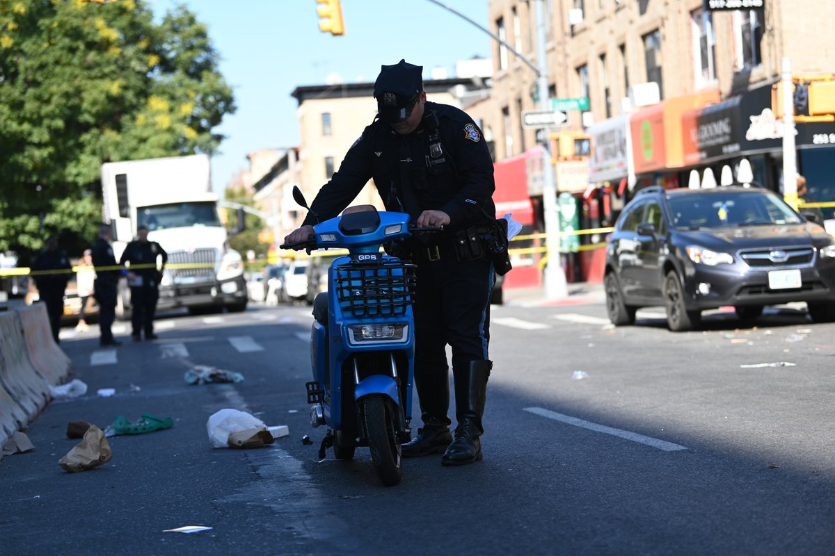 Lloydphoto's tweet photo. Photos: An E- Scooter rider,46, was killed attempting to get around a double parked truck on Schenectady Avenue in Crown Heights, Brooklyn on Friday. #LloydMitchellPhotography #onthestreetsinBrooklyn #NYPD #HighwayCollision #Photojournalism #BrooklynPaper #EScooter #Driving https://t.co/1rdb9TZIli