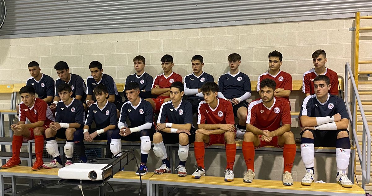 FCyLF's tweet photo. [ 𝗦𝗘𝗟𝗘𝗖𝗖𝗜𝗢𝗡𝗘𝗦 👋 ]

Comienza el trabajo con los pívots y porteros Sub16 y Sub19 de las Selecciones #CYL ⚪🔴 #futsal 👏

@AytoFuensaldana @FCyLF 📸 https://t.co/xsyAkWV8QE