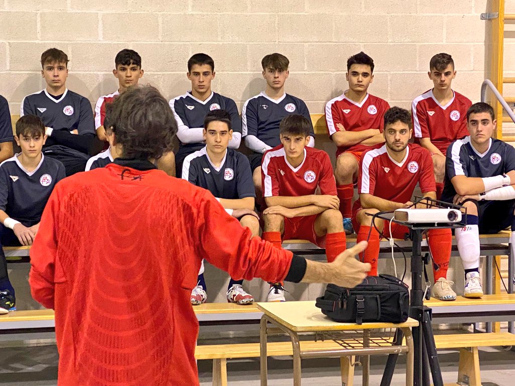 FCyLF's tweet photo. [ 𝗦𝗘𝗟𝗘𝗖𝗖𝗜𝗢𝗡𝗘𝗦 👋 ]

Comienza el trabajo con los pívots y porteros Sub16 y Sub19 de las Selecciones #CYL ⚪🔴 #futsal 👏

@AytoFuensaldana @FCyLF 📸 https://t.co/xsyAkWV8QE